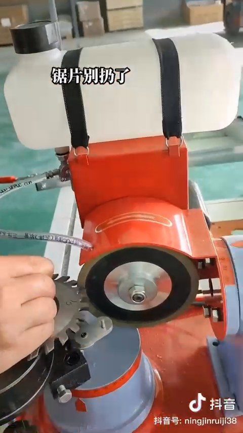máy mài lưỡi cưa khi chạy thử