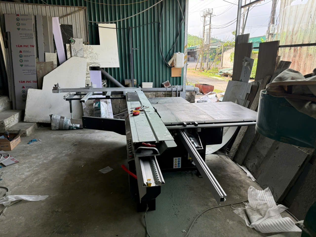 Mua máy gỗ cũ cần kiểm tra tủ điện, motor và ray trượt thế nào?