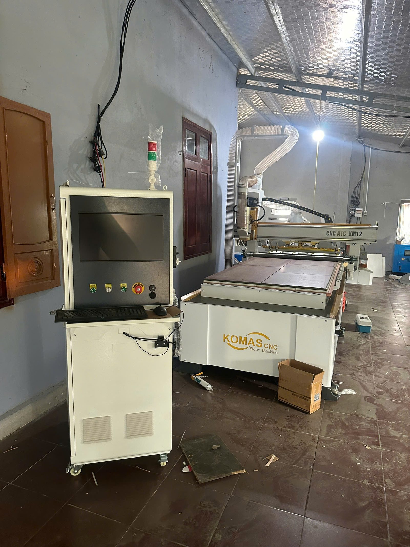 mua máy gỗ cũ cần kiểm tra tủ điện motor và ray trượt hình ảnh thực tế