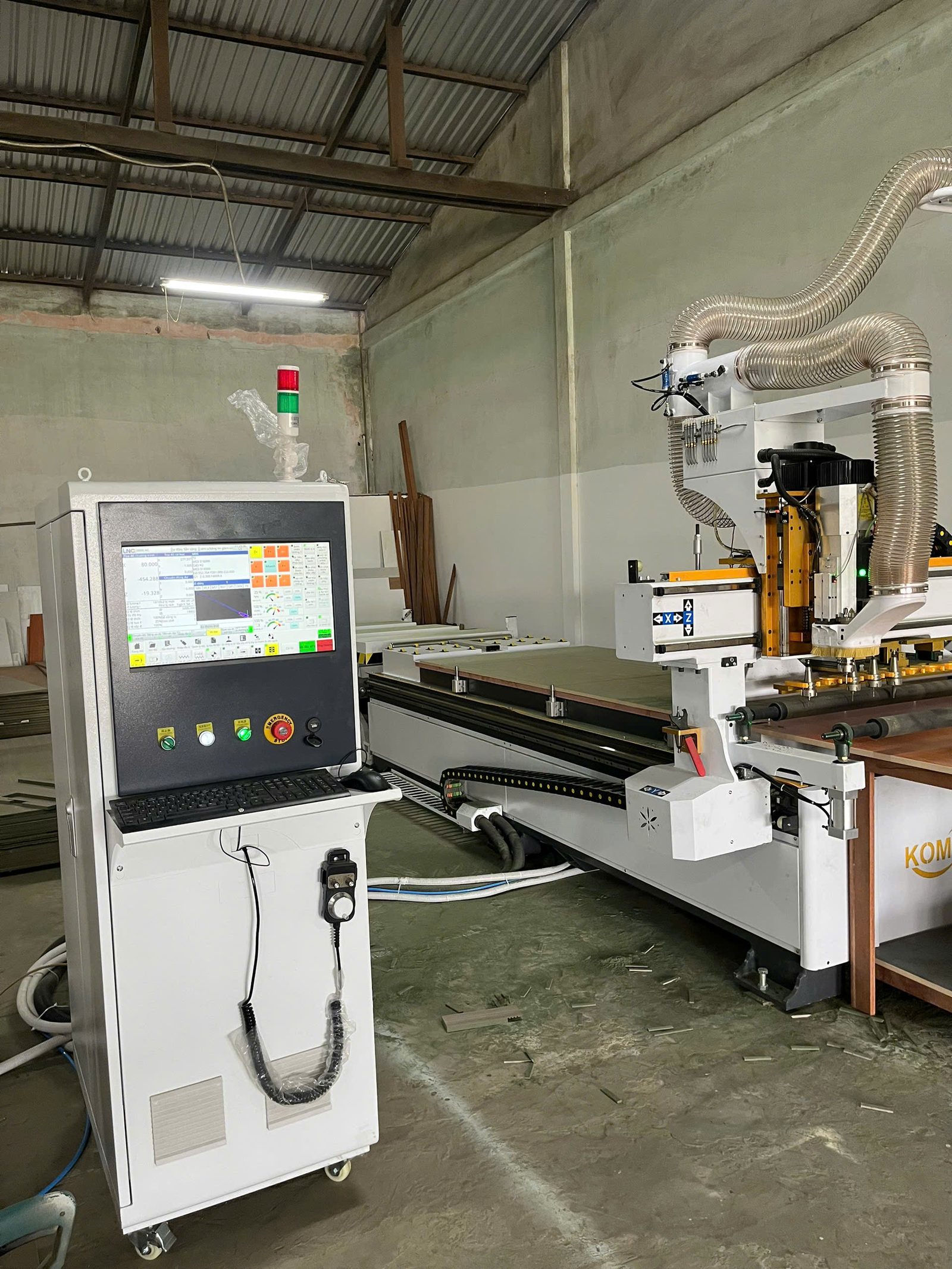 mua máy gỗ cũ cần kiểm tra tủ điện motor và ray trượt thông số máy