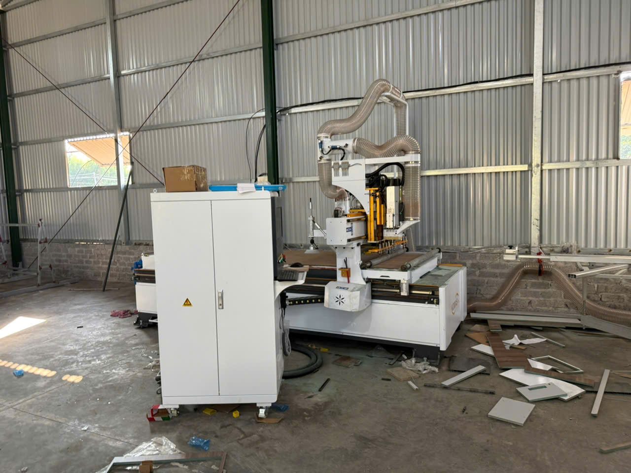 có CNC rồi có cần mua máy khoan ngang laser không thông số máy