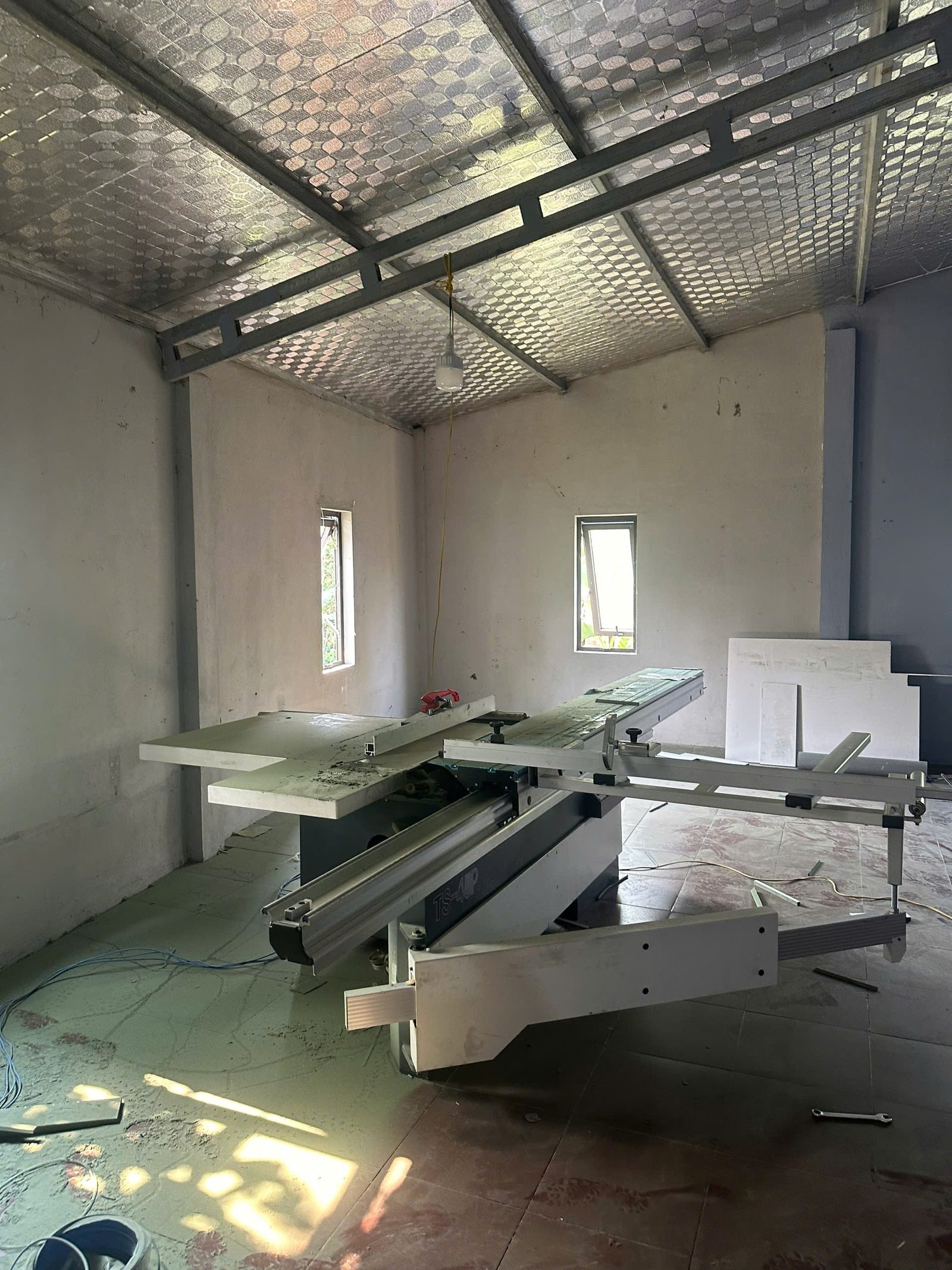 mua máy làm tủ bếp trả góp có nên không hình ảnh thực tế