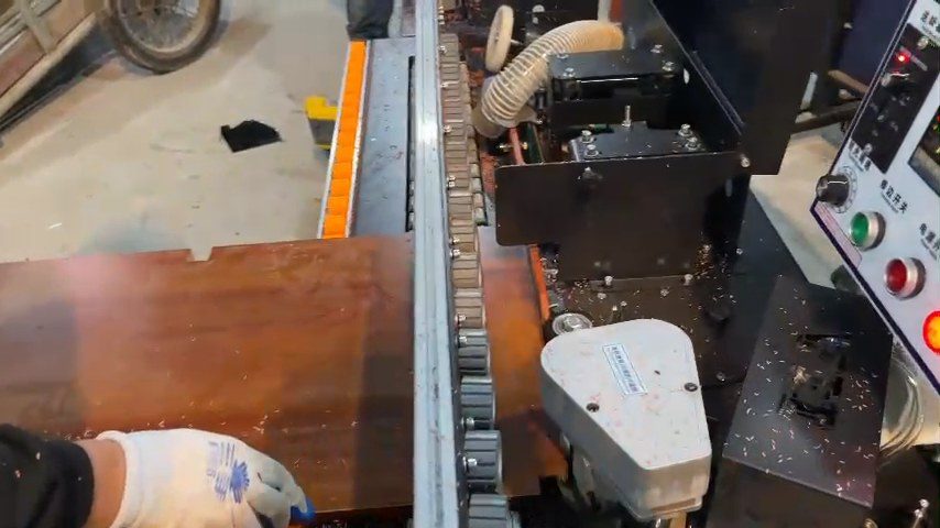 Nam Định làm tủ bếp nhiều nên nâng cấp máy dán cạnh mini hay máy tự động?