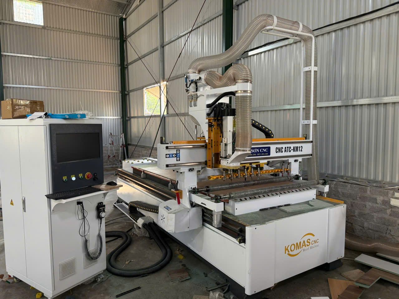 Nên mua máy CNC 1 đầu hay CNC thay dao tự động cho xưởng tủ bếp?
