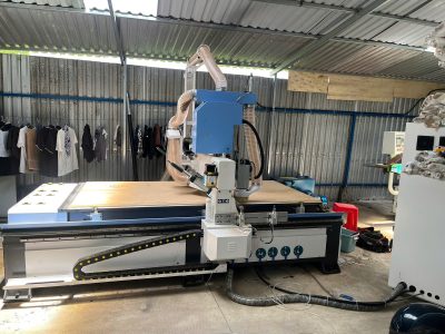 So sánh máy CNC 1 đầu và máy CNC thay dao tự động: xưởng nào nên chọn loại nào?