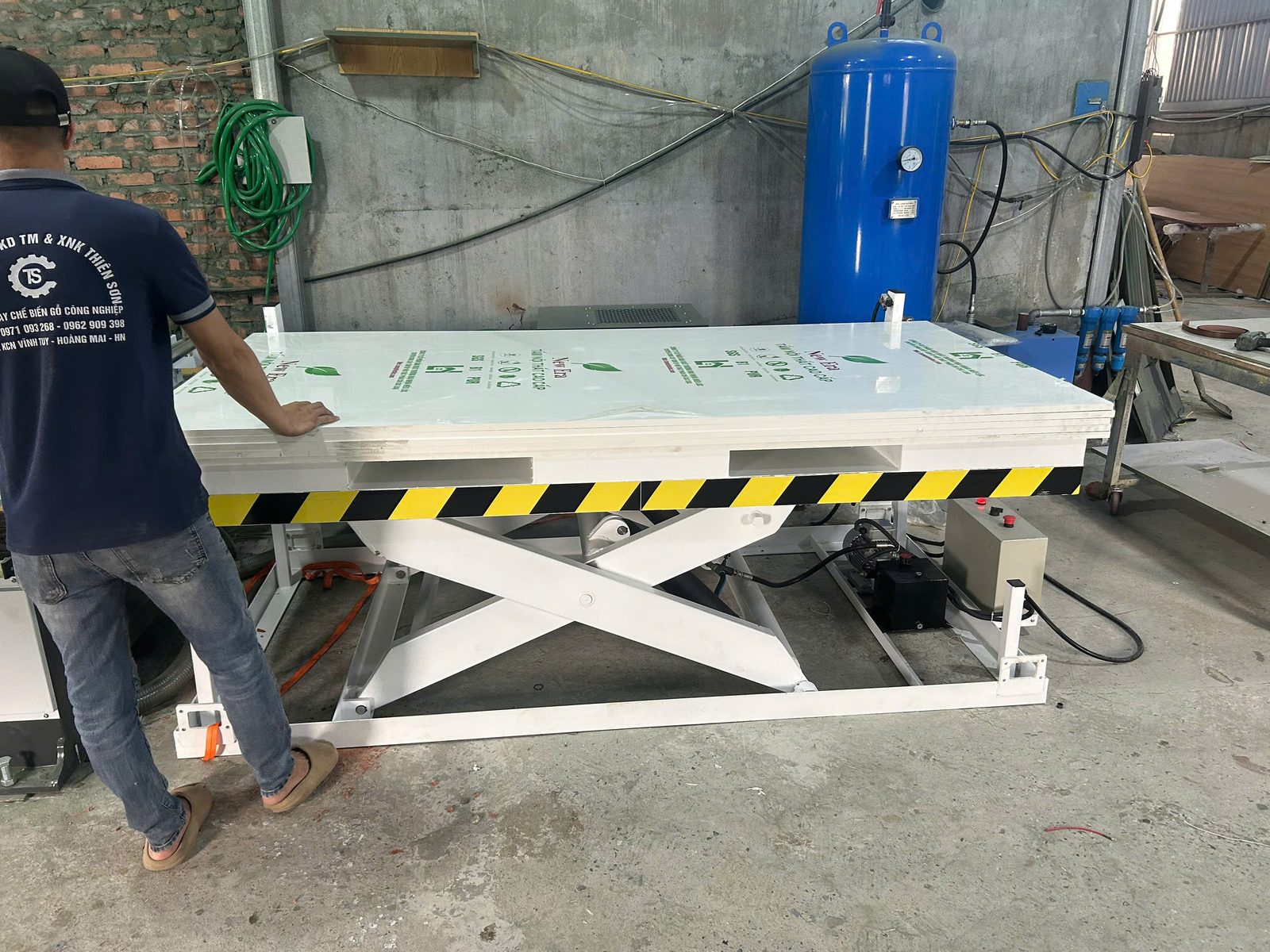 so sánh máy CNC 1 đầu và máy CNC thay dao tự động hình ảnh thực tế