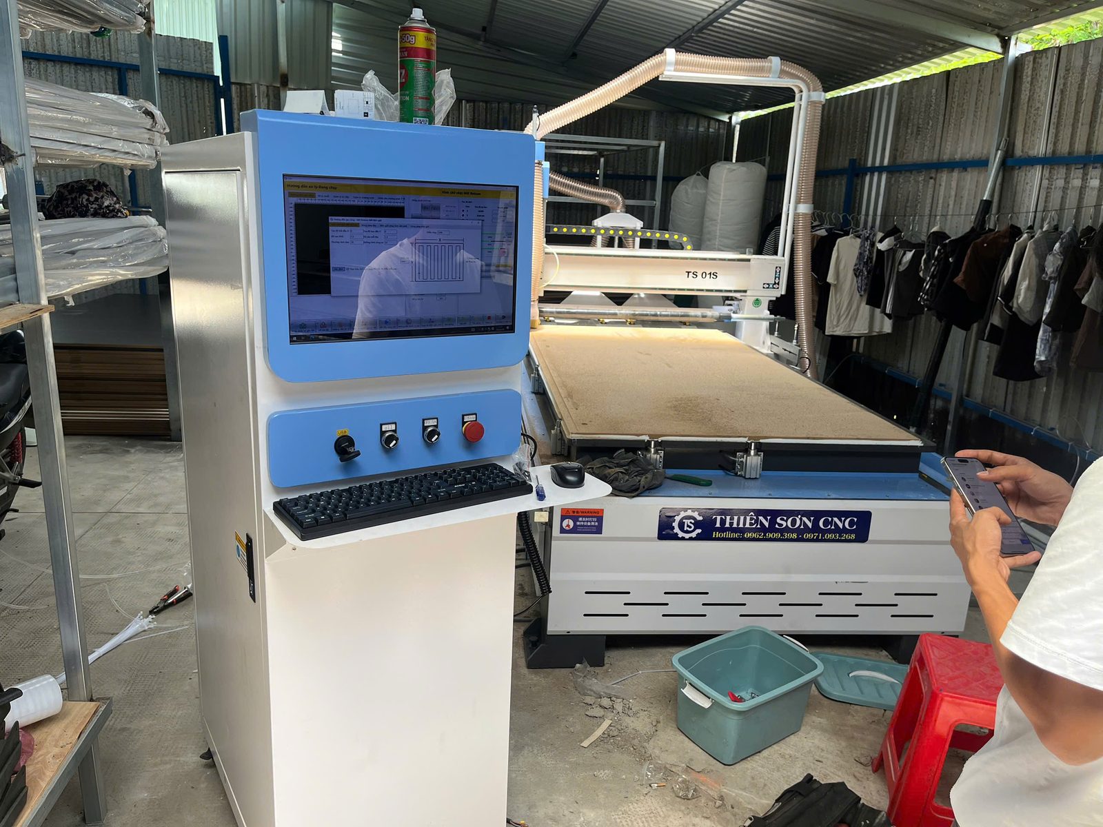 so sánh máy CNC 1 đầu và máy CNC thay dao tự động thông số máy