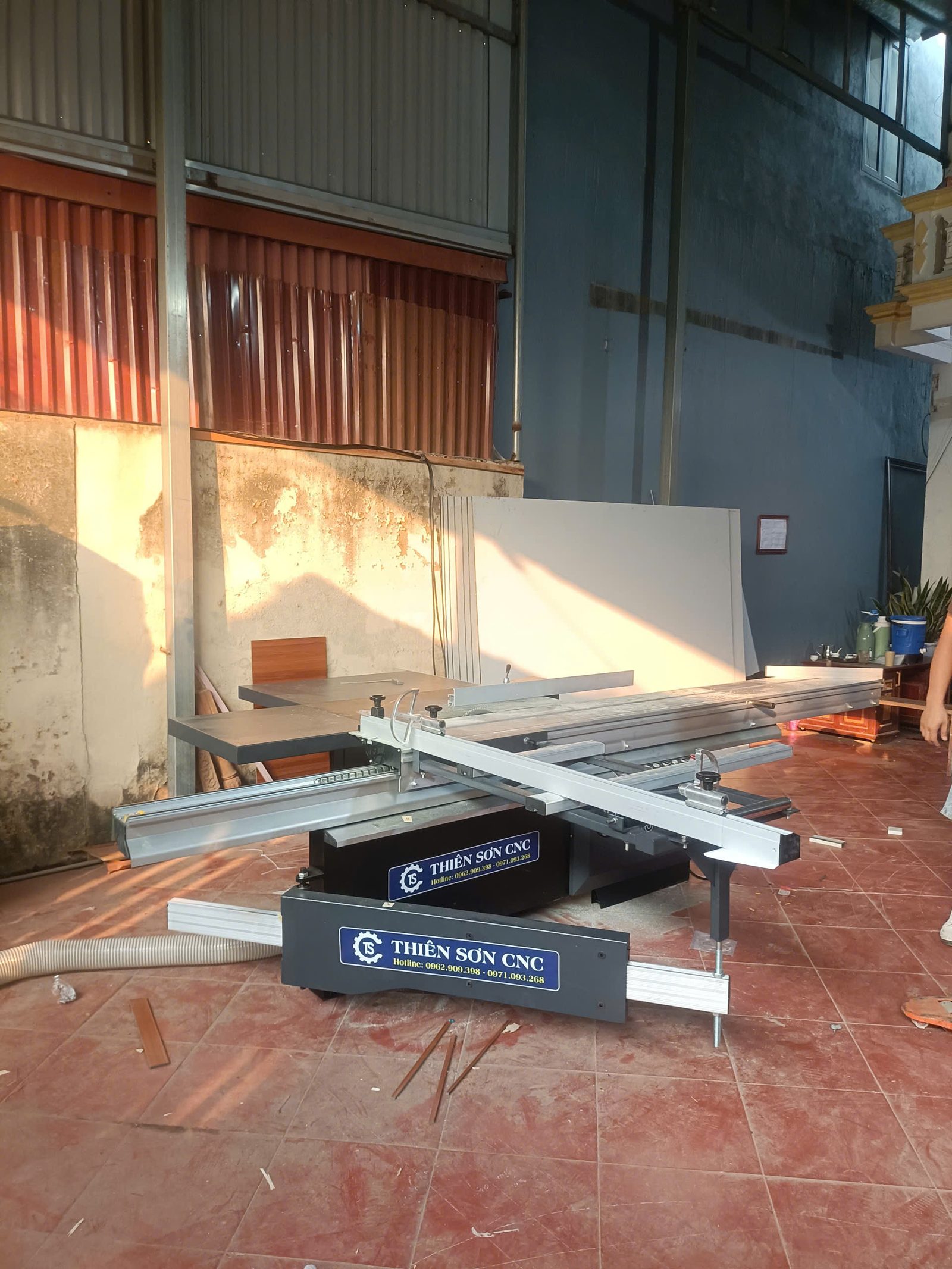 so sánh máy cưa bàn trượt mini HC-400 và máy cưa bàn trượt 3m2 hình ảnh thực tế