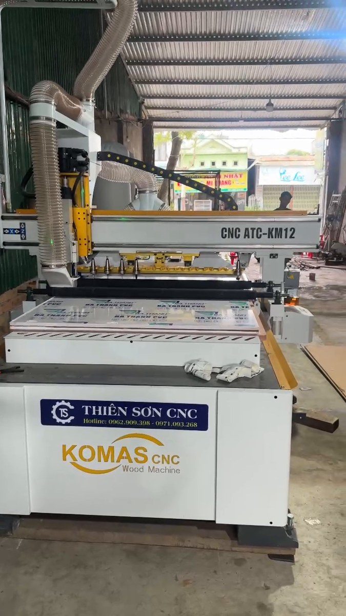 Tại sao dán cạnh vẫn hở keo dù máy còn mới?