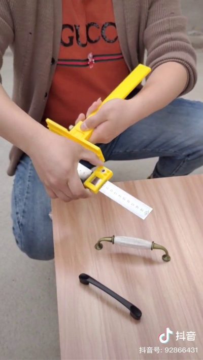 Thước định vị lỗ khoan tay nắm: phụ kiện nhỏ giúp thợ lắp tủ nhanh hơn