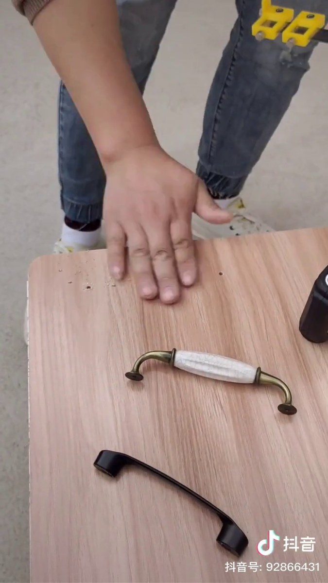 thước định vị lỗ khoan tay nắm khi sử dụng