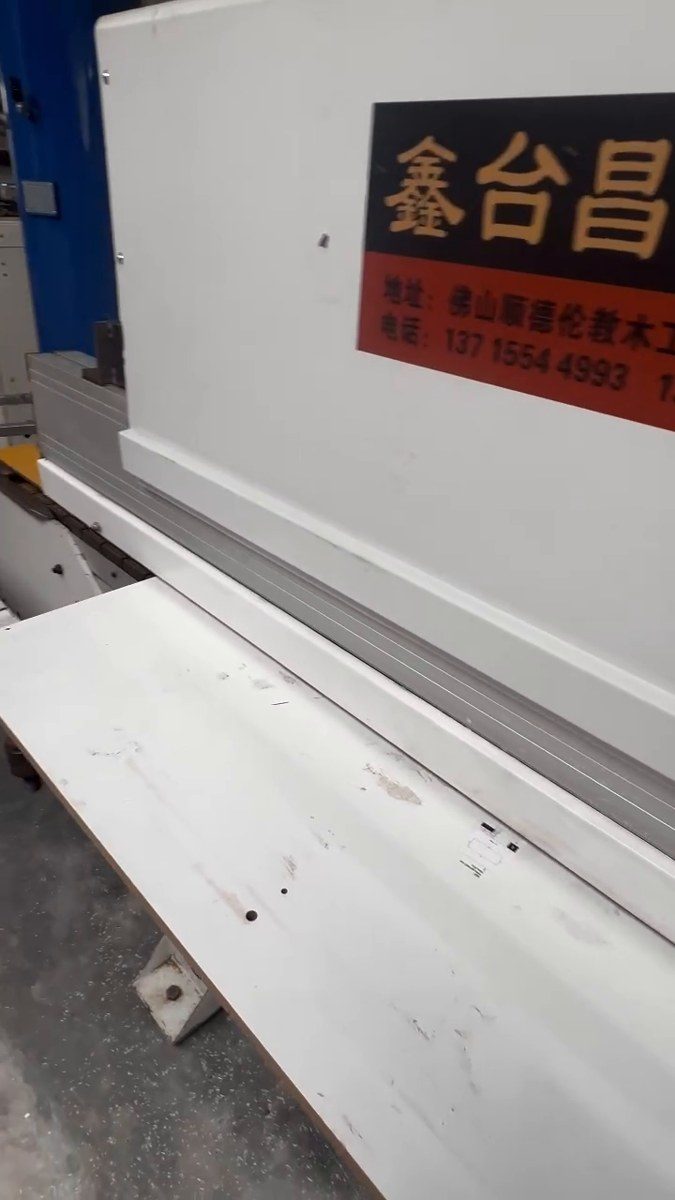 máy dán cạnh trong dây chuyền CNC cưa bàn trượt khi chạy thử