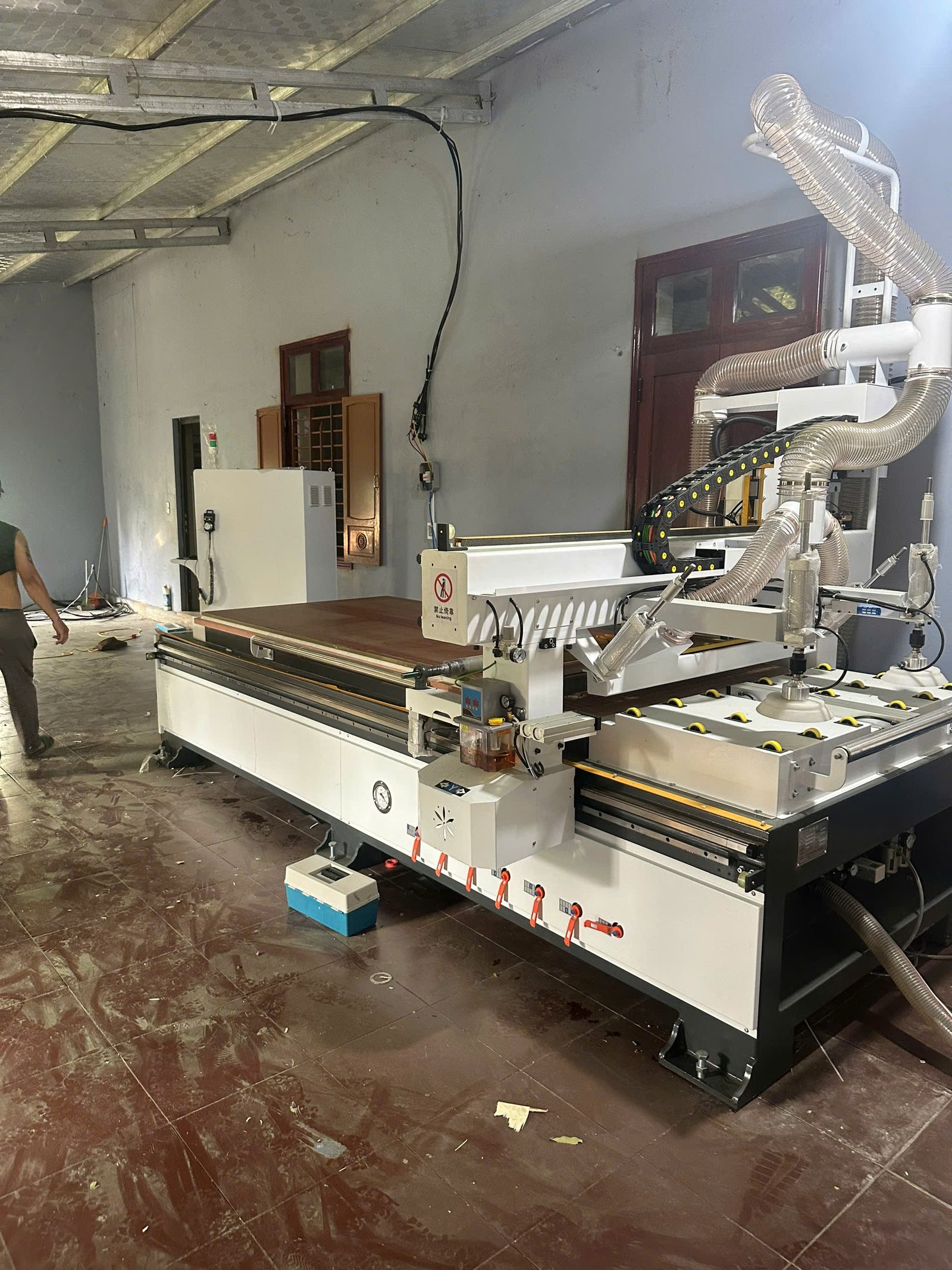 ván chống ẩm MDF lõi xanh nên chọn dao CNC và hút bụi thông số máy