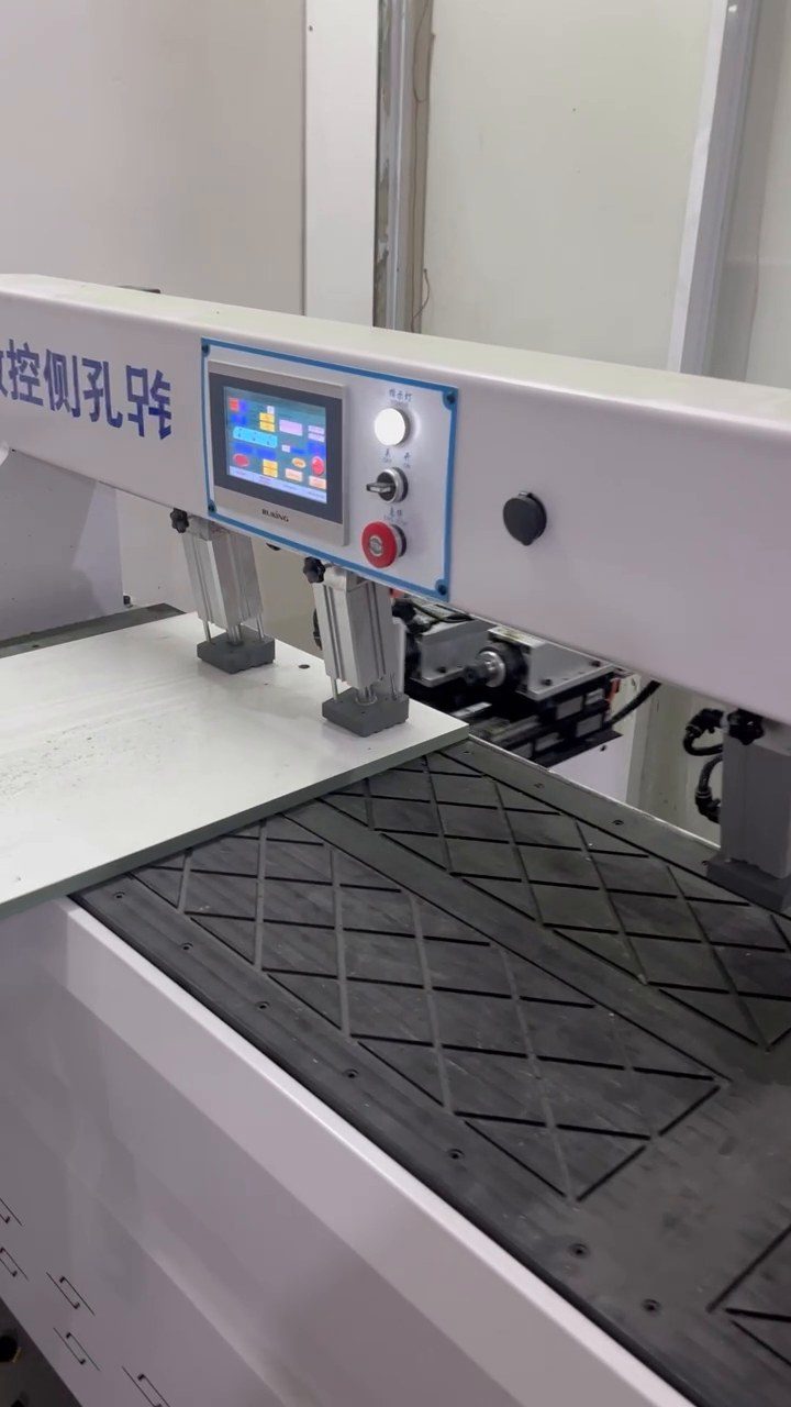Xưởng làm tủ áo nên mua máy khoan ngang laser hay khoan cam trước?