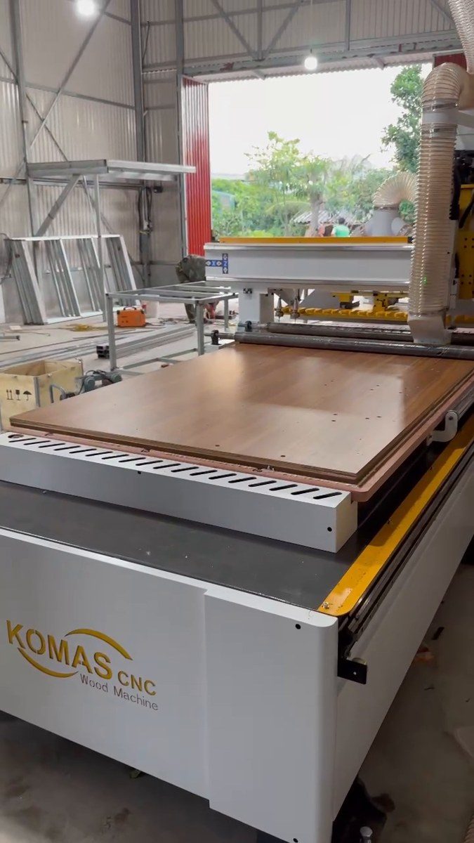 Xưởng làm tủ bếp cao cấp nên đầu tư máy dán cạnh 7 chức năng hay CNC ATC trước?