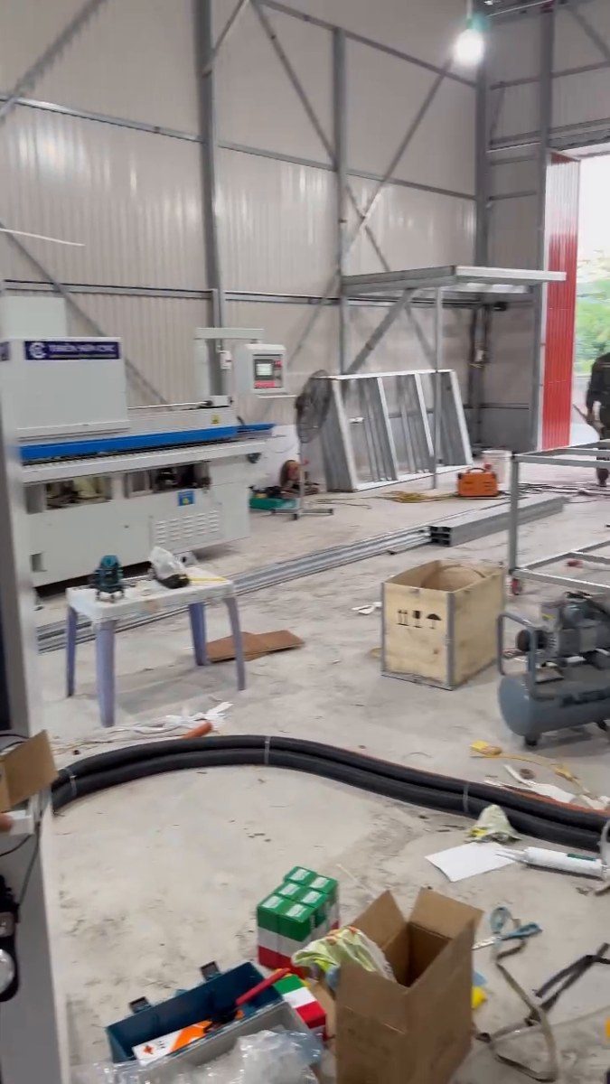 tủ bếp cao cấp nên đầu tư máy dán cạnh 7 chức năng hay CNC ATC khi chạy thử