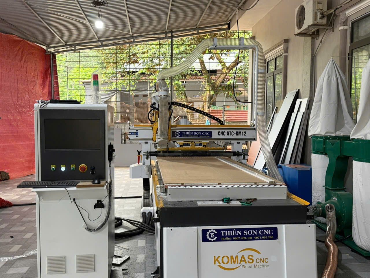 xưởng làm tủ bếp nên đầu tư máy CNC máy dán cạnh hay máy khoan ngang trước hình ảnh thực tế