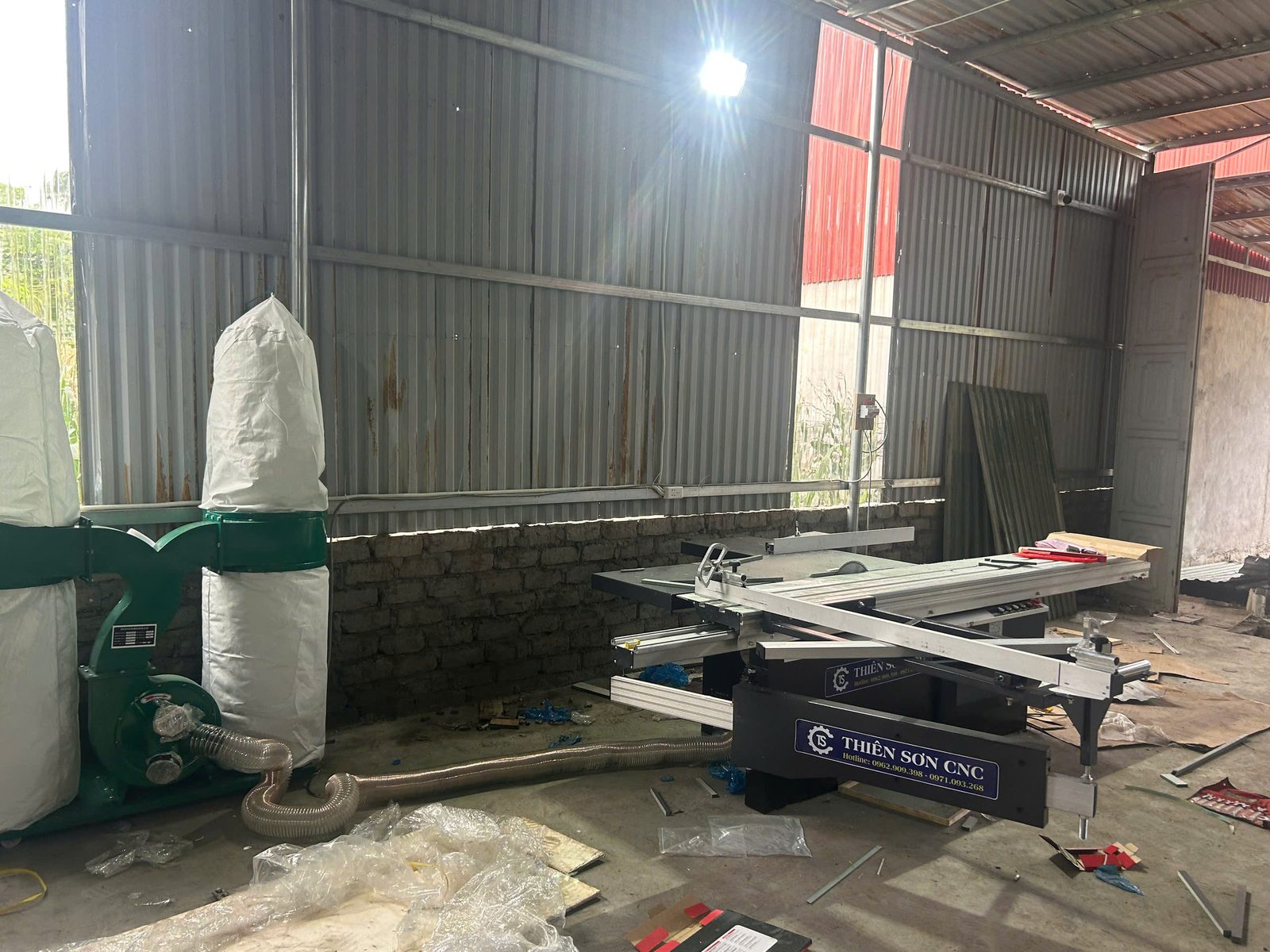 xưởng làm tủ bếp nên đầu tư máy CNC máy dán cạnh hay máy khoan ngang trước thông số máy