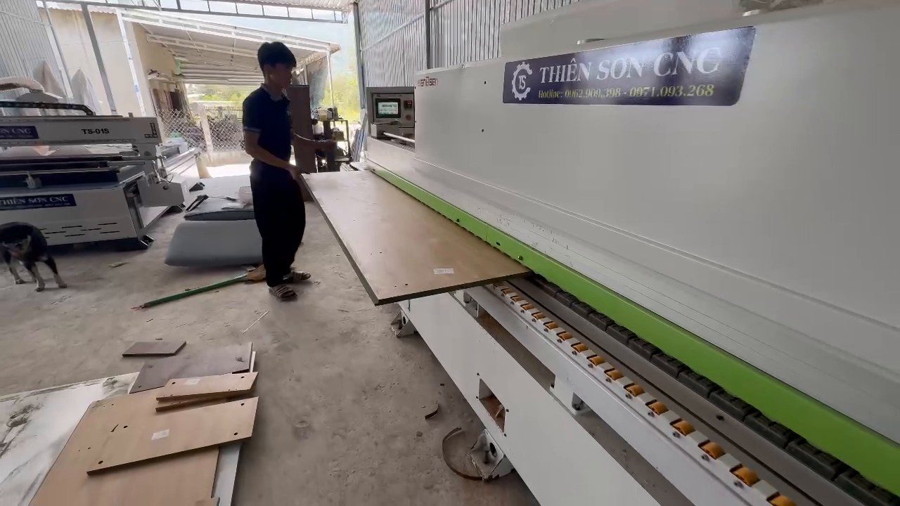 bố trí combo CNC cưa bàn trượt dán cạnh hình thực tế