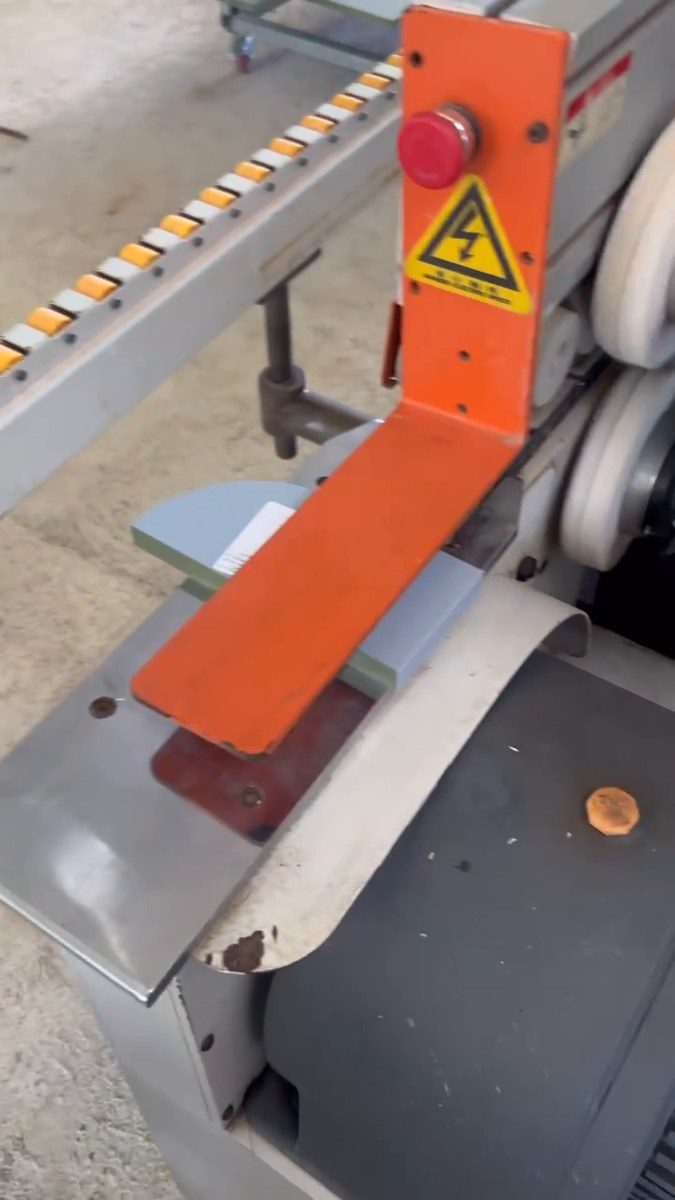 xưởng mới làm tủ bếp nên mua máy CNC trước hay máy dán cạnh trước khi chạy thử