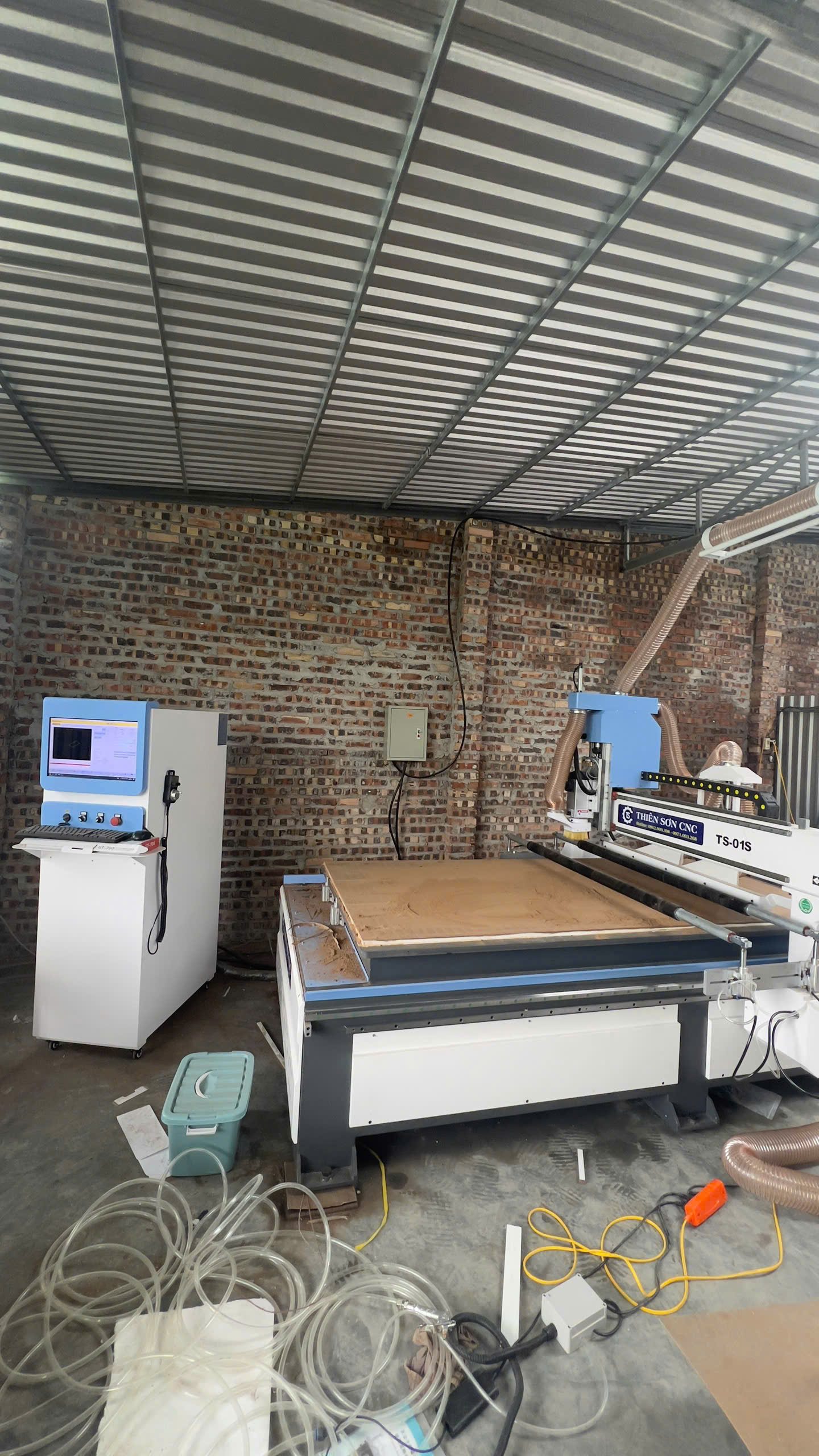 Xưởng mới mua máy CNC cần chuẩn bị điện, khí nén, hút bụi thế nào?