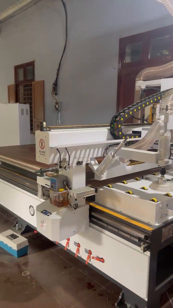 xưởng mới nhận đơn tủ bếp nhiều nên mua máy CNC trước hay máy dán cạnh trước khi chạy thử